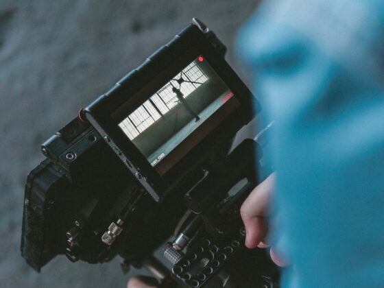 Kamera in der Hand gehalten bei einer Videoproduktion