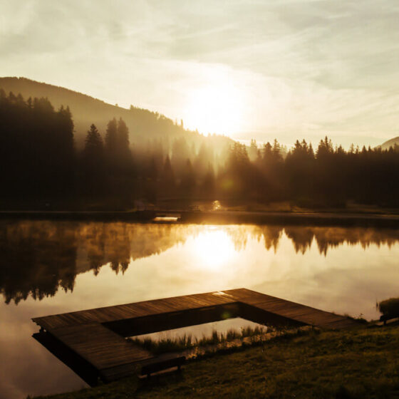 Videografie Fotografie Projekte zeigt eine wunderschöne Landschafts mit einen See bei aufgehender Sonne