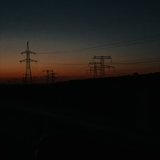 Einige Strommasten bei Sonnenuntergang