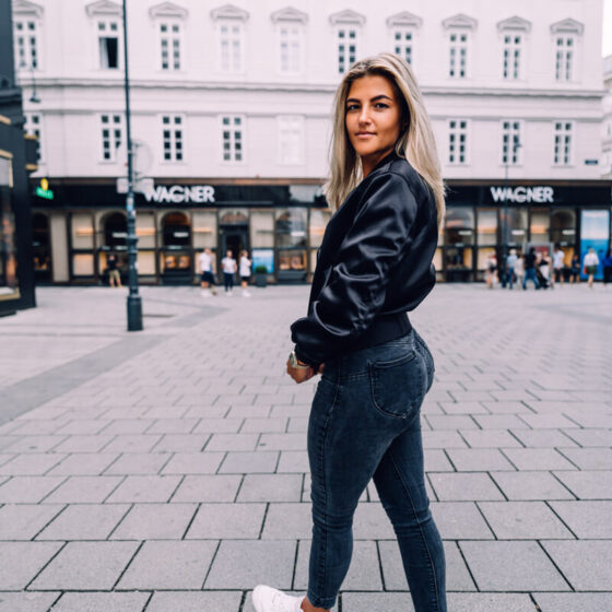 Model Mima mit schwarzer Jacke in der Wiener Innenstadt