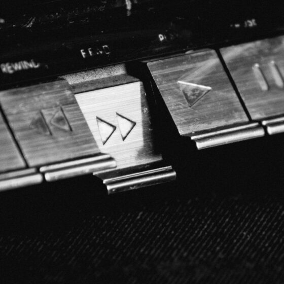 Produkt-Fotografie mit Bildgänger zeigt den Button eines alten Kassettenradios im Fotostudio.