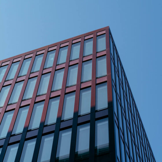 Architektur-Fotografie zeigt ein modernes-Gebäude bei blauen Himmel