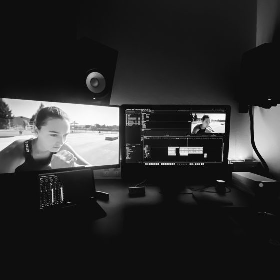 Desktop-Setup mit zwei Monitoren für Videoschnitt