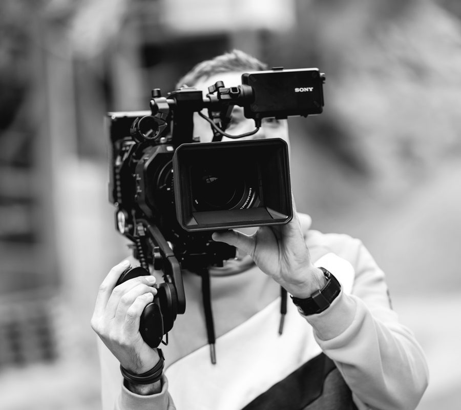Profilfoto des Videograf Martin Lechner mit Filmkamera auf der Schulter